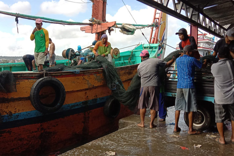 Fishers unload cantrang nets