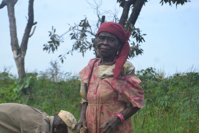 A Gbaya farmer in Mbanti-Mbang, on land left unscathed by the agro-industrial project / Image © Yannick Kenné.