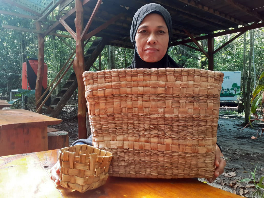 Villagers use the fibrous leaves of the plant to weave bags and baskets that serve as planters for seedlings and packaging.