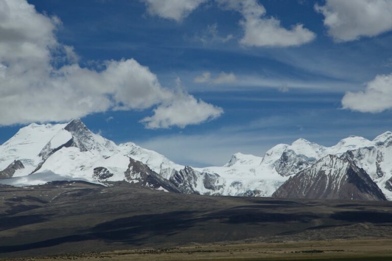 Mountain range, Tibet. Photo courtesy of Wa Da.